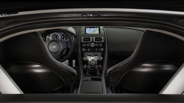 Por dentro, console central em Black Piano, sistema de som Premium Audio, bancos esportivos elétricos, cruise control e conexão Bluetooth | <a href="%20https://preprod.quatrorodas.abril.com.br/saloes/genebra/2013/aston-martin-vantage-v8-s-sp10-734797.shtml" rel="migration">Leia mai</a> Por dentro, console central em Black Piano, sistema de som Premium Audio, bancos esportivos elétricos, cruise control e conexão Bluetooth | <a href="%20https://preprod.quatrorodas.abril.com.br/saloes/genebra/2013/aston-martin-vantage-v8-s-sp10-734797.shtml" rel="migration">Leia mai</a>