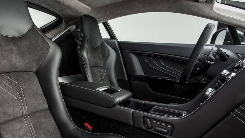 Os bancos têm revestimento em couro Alcantara preto, com detalhes bordados em prata | <a href="https://preprod.quatrorodas.abril.com.br/saloes/genebra/2013/aston-martin-vantage-v8-s-sp10-734797.shtml" rel="migration">Leia mais</a>