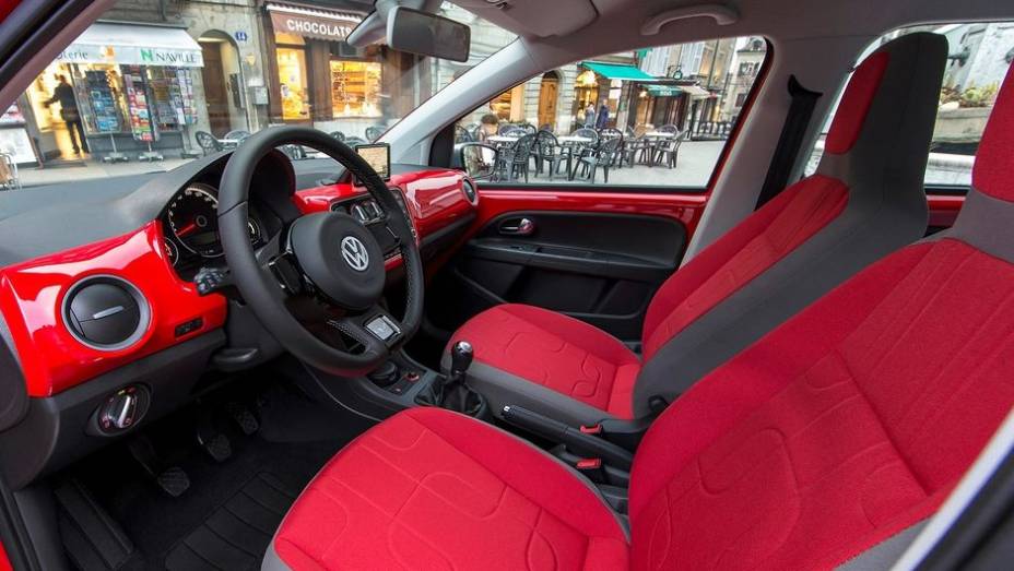 Por dentro, só há uma opção de revestimento | <a href="https://preprod.quatrorodas.abril.com.br/saloes/genebra/2013/vw-cross-up-734147.shtml" rel="migration">Leia mais</a> Por dentro, só há uma opção de revestimento | <a href="https://preprod.quatrorodas.abril.com.br/saloes/genebra/2013/vw-cross-up-734147.shtml" rel="migration">Leia mais</a>