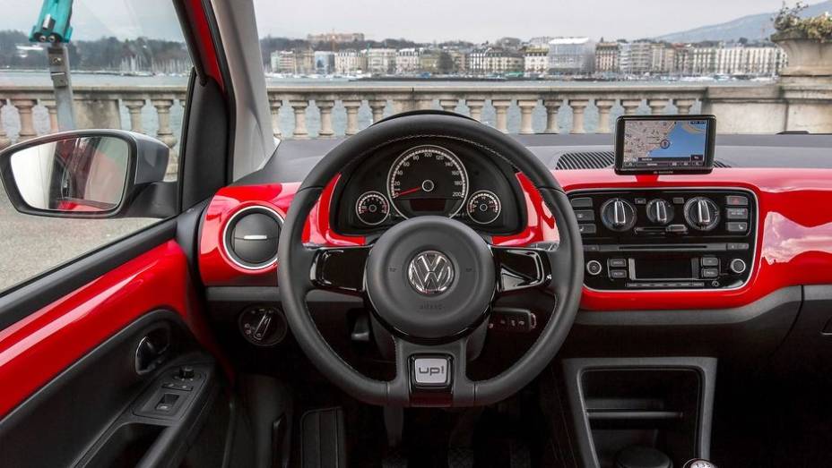 A transmissão é manual de cinco marchas, com tração dianteira. Não há nenhuma informação sobre modificações na suspensão ou no controle de tração | <a href="%20https://preprod.quatrorodas.abril.com.br/saloes/genebra/2013/vw-cross-up-734147.shtml" rel="migration">Leia mais</a> A transmissão é manual de cinco marchas, com tração dianteira. Não há nenhuma informação sobre modificações na suspensão ou no controle de tração | <a href="%20https://preprod.quatrorodas.abril.com.br/saloes/genebra/2013/vw-cross-up-734147.shtml" rel="migration">Leia mais</a>