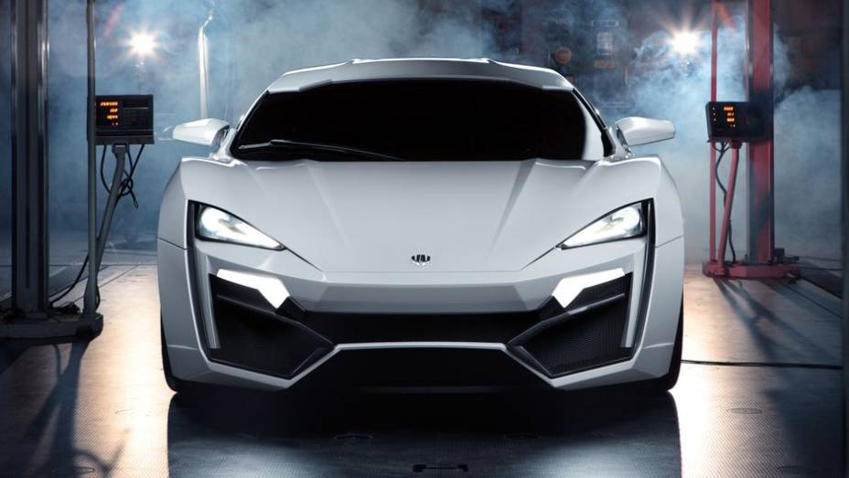 O LykanHypersport promete andar na frente de rivais mais badalados | <a href="https://preprod.quatrorodas.abril.com.br/noticias/fabricantes/superesportivo-feito-catar-chega-2013-731809.shtml" rel="migration">Leia mais</a>