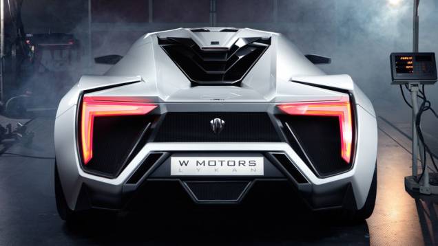 Segundo números de fábrica, ele acelera de 0 a 100 km/h em 2,8 segundos e chega aos 390 km/h | <a href="https://preprod.quatrorodas.abril.com.br/noticias/fabricantes/superesportivo-feito-catar-chega-2013-731809.shtml" rel="migration">Leia mais</a> Segundo números de fábrica, ele acelera de 0 a 100 km/h em 2,8 segundos e chega aos 390 km/h | <a href="https://preprod.quatrorodas.abril.com.br/noticias/fabricantes/superesportivo-feito-catar-chega-2013-731809.shtml" rel="migration">Leia mais</a>