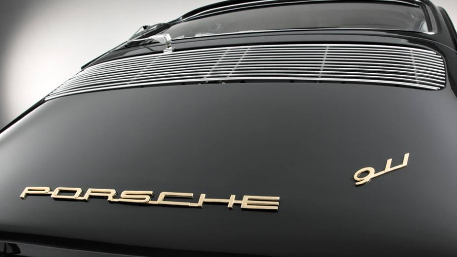 O primeiro 911 foi apresentado como protótipo no Salão de Frankfurt de 1963, com o nome 901 | <a href="https://preprod.quatrorodas.abril.com.br/noticias/fabricantes/porsche-celebra-50-anos-911-733368.shtml" rel="migration">Leia mais</a>