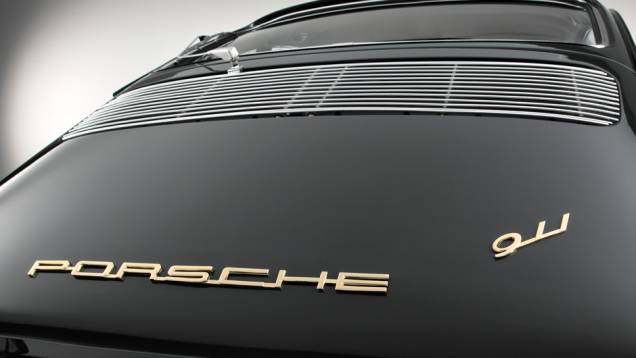 O primeiro 911 foi apresentado como protótipo no Salão de Frankfurt de 1963, com o nome 901 | <a href="https://preprod.quatrorodas.abril.com.br/noticias/fabricantes/porsche-celebra-50-anos-911-733368.shtml" rel="migration">Leia mais</a> O primeiro 911 foi apresentado como protótipo no Salão de Frankfurt de 1963, com o nome 901 | <a href="https://preprod.quatrorodas.abril.com.br/noticias/fabricantes/porsche-celebra-50-anos-911-733368.shtml" rel="migration">Leia mais</a>