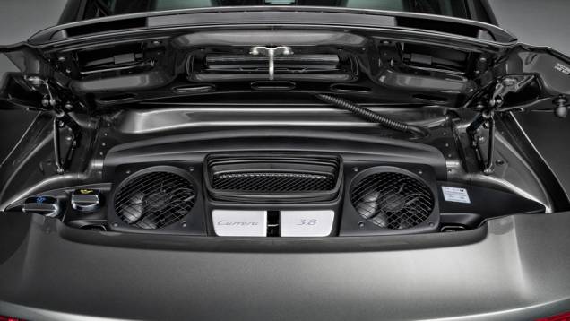 No novo 911 Carrera 4S, o motor de 3,8 litros leva o carro aos 299 km/h | <a href="https://preprod.quatrorodas.abril.com.br/noticias/fabricantes/porsche-celebra-50-anos-911-733368.shtml" rel="migration">Leia mais</a> No novo 911 Carrera 4S, o motor de 3,8 litros leva o carro aos 299 km/h | <a href="https://preprod.quatrorodas.abril.com.br/noticias/fabricantes/porsche-celebra-50-anos-911-733368.shtml" rel="migration">Leia mais</a>