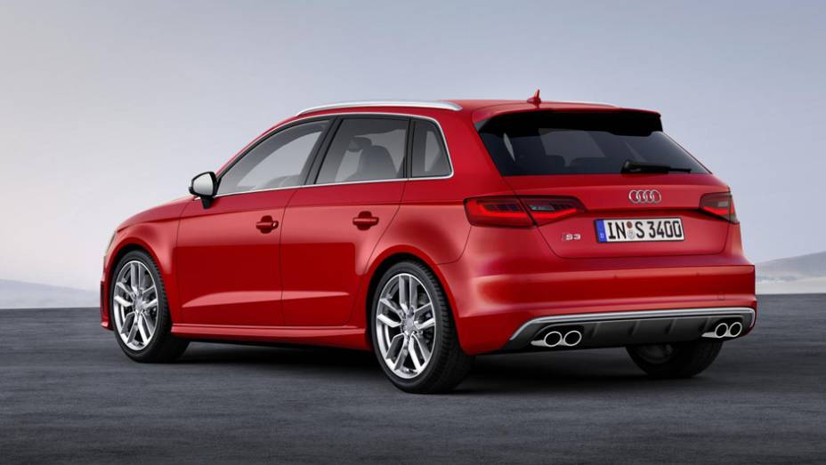 Os dois pares de ponteiras duplas identificam a versão esportiva do A3 Sportback | <a href="%20https://preprod.quatrorodas.abril.com.br/saloes/genebra/2013/audi-s3-sportback-734757.shtml" rel="migration">Leia mais</a>