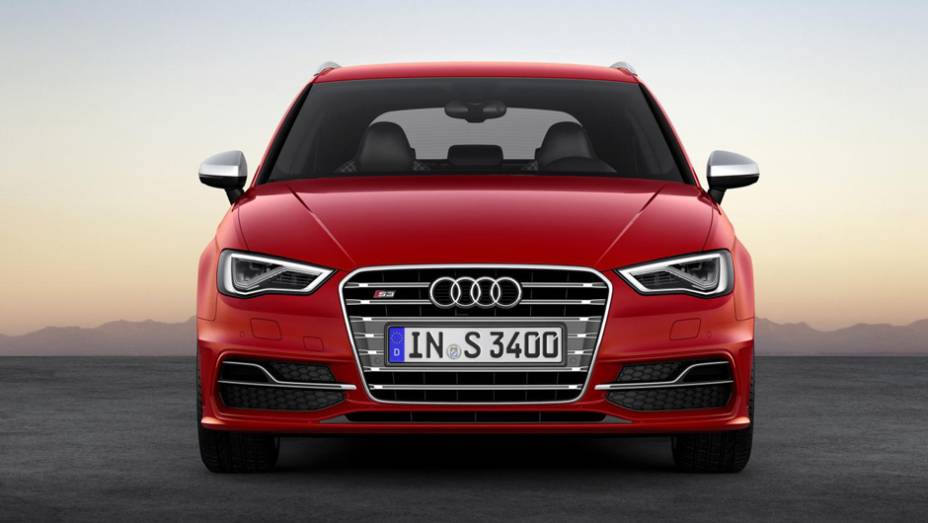 Os faróis com LEDs ganharam a companhia de um novo para-choque com desenho mais agressivo | <a href="%20https://preprod.quatrorodas.abril.com.br/saloes/genebra/2013/audi-s3-sportback-734757.shtml" rel="migration">Leia mais</a>