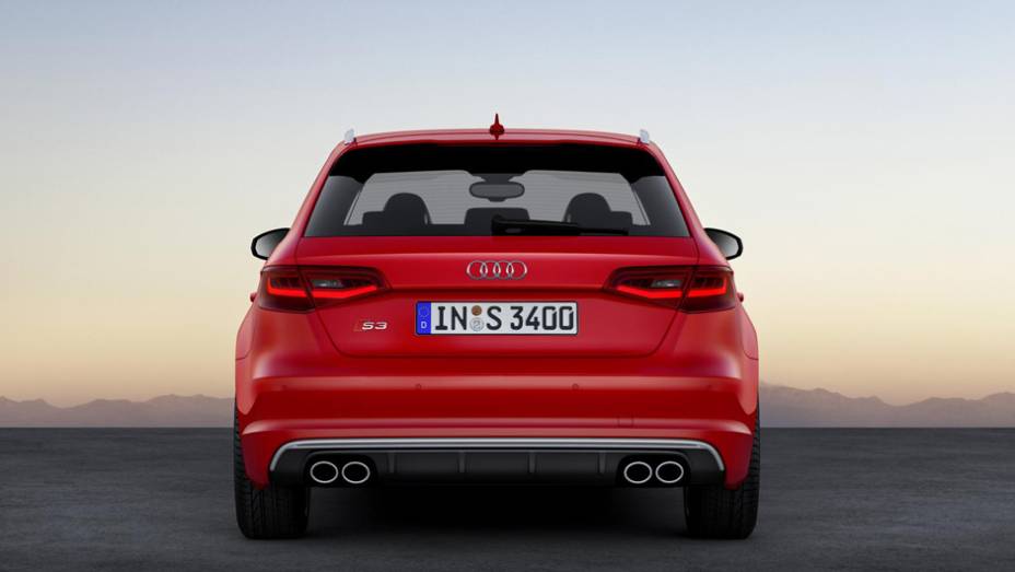 Apenas o logotipo S identifica o S3 Sportback | <a href="https://preprod.quatrorodas.abril.com.br/saloes/genebra/2013/audi-s3-sportback-734757.shtml" rel="migration">Leia mais</a>
