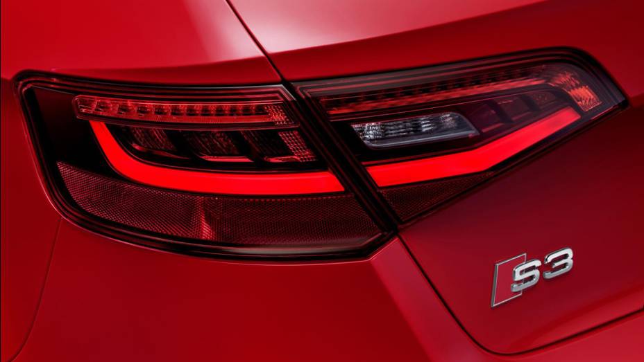 N&atilde;o &eacute; s&oacute; na frente que o S3 Sportback tem LEDs... | <a href="https://preprod.quatrorodas.abril.com.br/saloes/genebra/2013/audi-s3-sportback-734757.shtml" rel="migration">Leia mais</a>