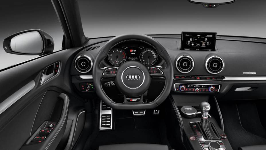 O interior tem volante esportivo e apliques de alumínio pela cabine | <a href="https://preprod.quatrorodas.abril.com.br/saloes/genebra/2013/audi-s3-sportback-734757.shtml" rel="migration">Leia mais</a>