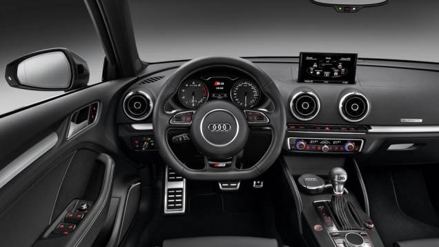 O interior tem volante esportivo e apliques de alumínio pela cabine | <a href="https://preprod.quatrorodas.abril.com.br/saloes/genebra/2013/audi-s3-sportback-734757.shtml" rel="migration">Leia mais</a> O interior tem volante esportivo e apliques de alumínio pela cabine | <a href="https://preprod.quatrorodas.abril.com.br/saloes/genebra/2013/audi-s3-sportback-734757.shtml" rel="migration">Leia mais</a>