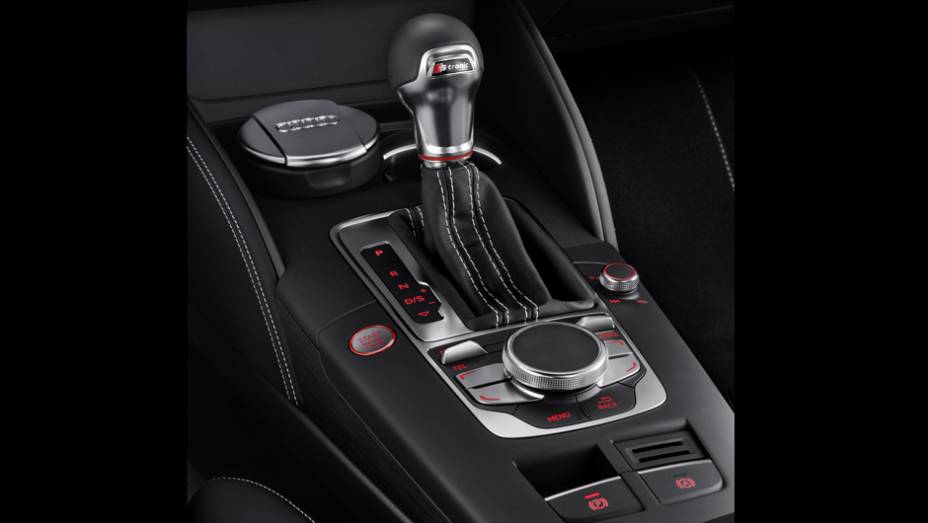 A transmiss&atilde;o automatizada S tronic com dupla embreagem &eacute; oferecida como opcional | <a href="%20https://preprod.quatrorodas.abril.com.br/saloes/genebra/2013/audi-s3-sportback-734757.shtml" rel="migration">Leia mais</a>
