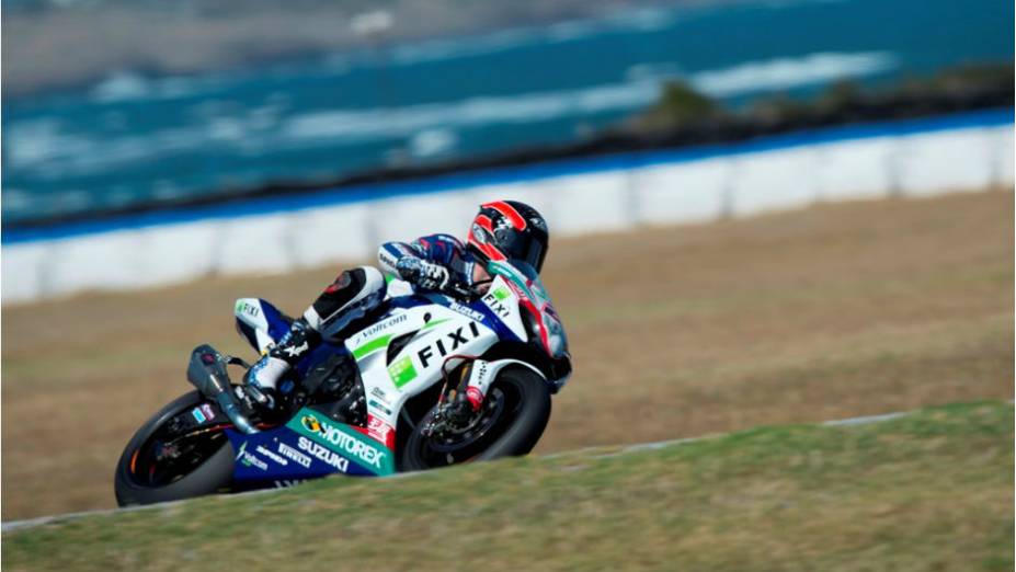 Porém, Leon Camier não esperava sofrer uma tremenda queda. <a href="https://preprod.quatrorodas.abril.com.br/moto/noticias/superbike-camier-lidera-2o-dia-phillip-island-733687.shtml" rel="migration">Leia mais</a>