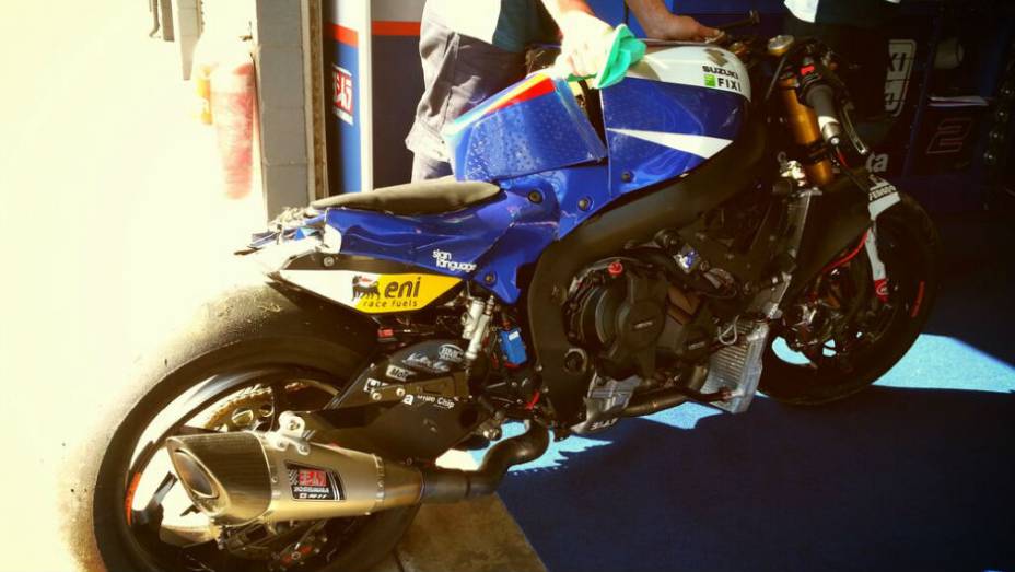 Suzuki GSX-R1000 de Leon Camier após o acidente. <a href="https://preprod.quatrorodas.abril.com.br/moto/noticias/superbike-camier-lidera-2o-dia-phillip-island-733687.shtml" rel="migration">Leia mais</a>