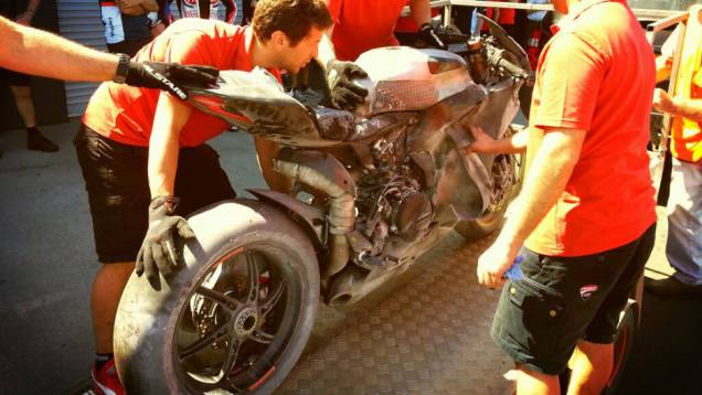 Ayrton Badovini sofreu um acidente e sua Ducati (foto) pegou fogo. <a href="https://preprod.quatrorodas.abril.com.br/moto/noticias/superbike-camier-lidera-2o-dia-phillip-island-733687.shtml" rel="migration">Leia mais</a> Ayrton Badovini sofreu um acidente e sua Ducati (foto) pegou fogo. <a href="https://preprod.quatrorodas.abril.com.br/moto/noticias/superbike-camier-lidera-2o-dia-phillip-island-733687.shtml" rel="migration">Leia mais</a>
