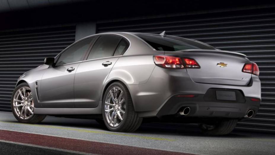 O carro vem equipado com motor 6.2 V8, que entrega 415 cavalos de pot&ecirc;ncia, e a transmiss&atilde;o &eacute; autom&aacute;tica, de seis velocidades | <a href="%20https://preprod.quatrorodas.abril.com.br/saloes/new-york/2013/chevrolet-ss-737022.shtml" rel="migration">Leia mais</a>