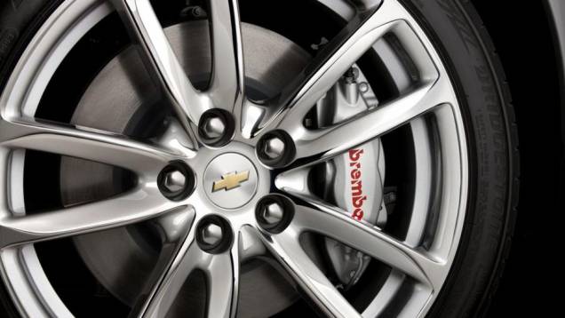 O sedã tem direção elétrica progressiva, rodas de alumínio de 19 polegadas, e freios Brembo ventilados | <a href="%20https://preprod.quatrorodas.abril.com.br/saloes/new-york/2013/chevrolet-ss-737022.shtml" rel="migration">Leia mais</a> O sedã tem direção elétrica progressiva, rodas de alumínio de 19 polegadas, e freios Brembo ventilados | <a href="%20https://preprod.quatrorodas.abril.com.br/saloes/new-york/2013/chevrolet-ss-737022.shtml" rel="migration">Leia mais</a>