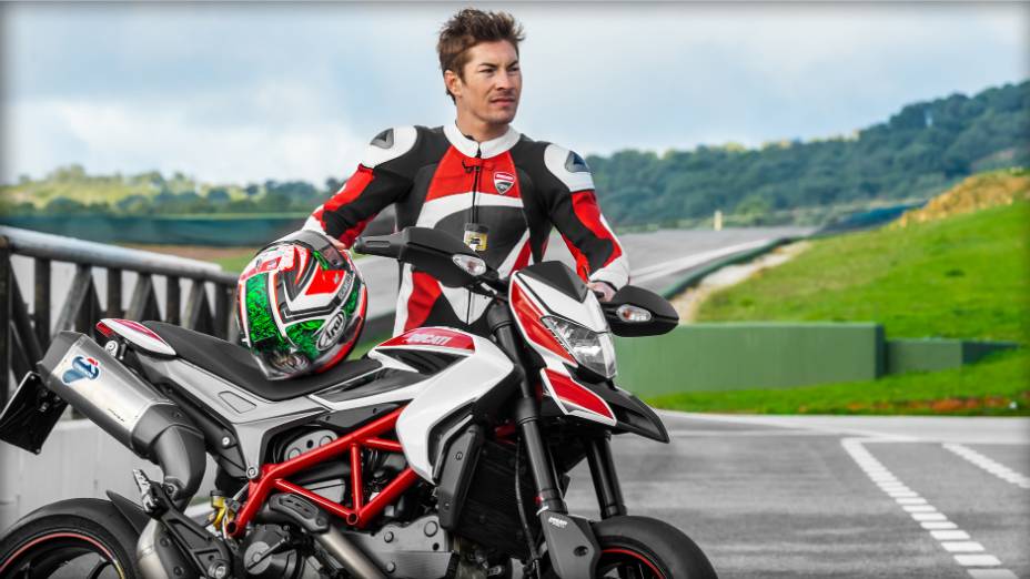 Nicky Hayden participa da nova campanha da Ducati Hypermotard. <a href="https://preprod.quatrorodas.abril.com.br/moto/noticias/nicky-hayden-acelera-nova-ducati-hypermotard-veja-734029.shtml" rel="migration">Leia mais</a>