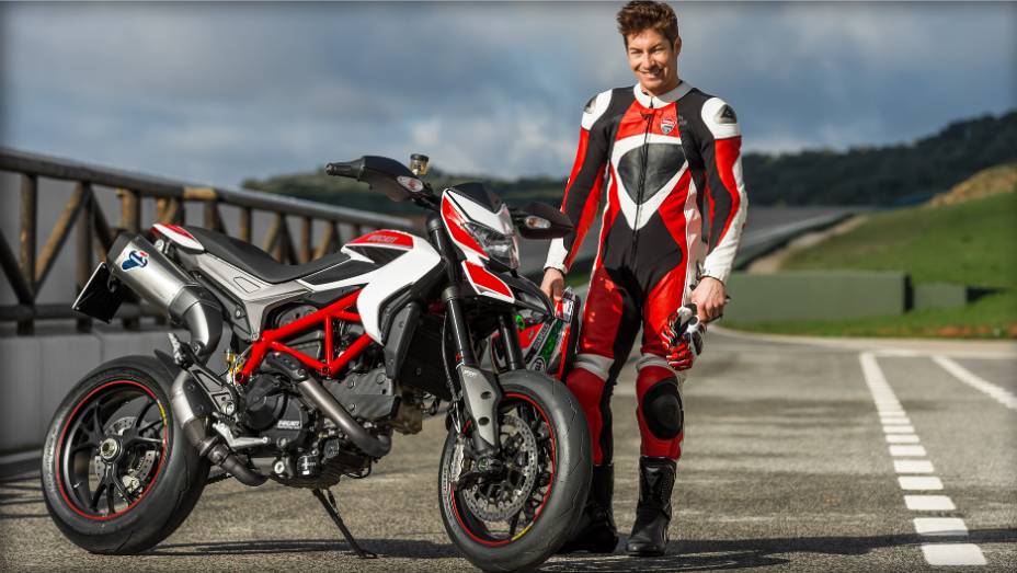 Nicky Hayden, piloto da equipe oficial da Ducati no MotoGP, acelera a Hypermotard. <a href="https://preprod.quatrorodas.abril.com.br/moto/noticias/nicky-hayden-acelera-nova-ducati-hypermotard-veja-734029.shtml" rel="migration">Leia mais</a>