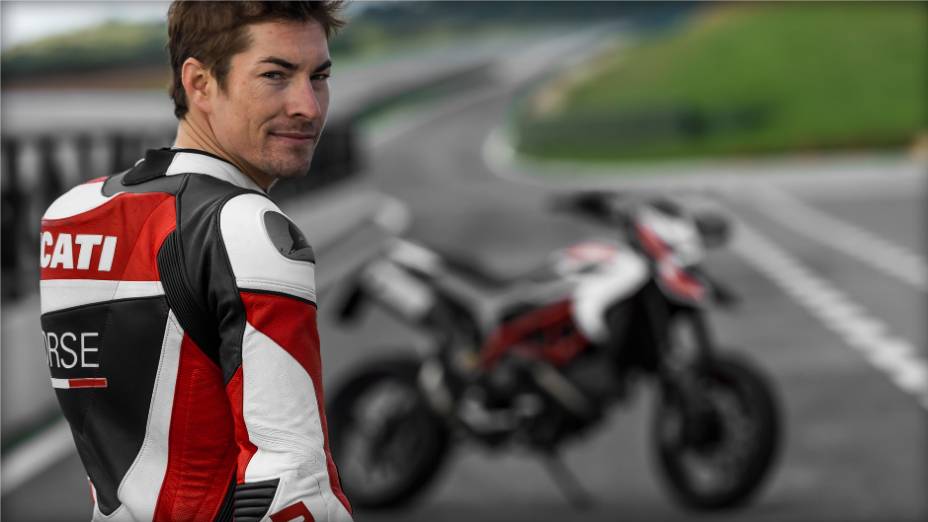 Nicky Hayden acelera a nova Ducati Hypermotard. <a href="https://preprod.quatrorodas.abril.com.br/moto/noticias/nicky-hayden-acelera-nova-ducati-hypermotard-veja-734029.shtml" rel="migration">Leia mais</a>