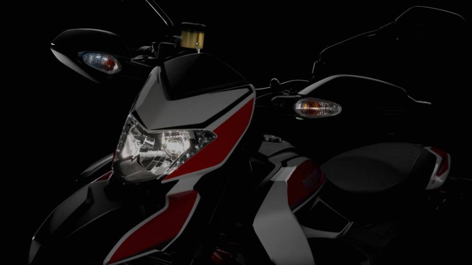 Nova Ducati Hypermotard tem um motor de 821 cc. <a href="https://preprod.quatrorodas.abril.com.br/moto/noticias/nicky-hayden-acelera-nova-ducati-hypermotard-veja-734029.shtml" rel="migration">Leia mais</a>