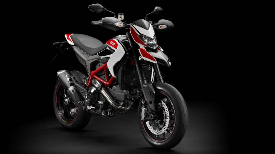 A nova Ducati Hypermotard.gera 110 cavalos de potência. <a href="https://preprod.quatrorodas.abril.com.br/moto/noticias/nicky-hayden-acelera-nova-ducati-hypermotard-veja-734029.shtml" rel="migration">Leia mais</a>