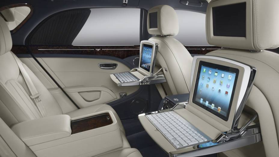 Um deles &eacute; o Entertainment, que conta com mesas no verso dos bancos dianteiros, desenhadas para iPad e teclado | <a href="%20https://preprod.quatrorodas.abril.com.br/saloes/genebra/2013/bentley-mulsanne-2014-734713.shtml" rel="migration">Leia mais</a>