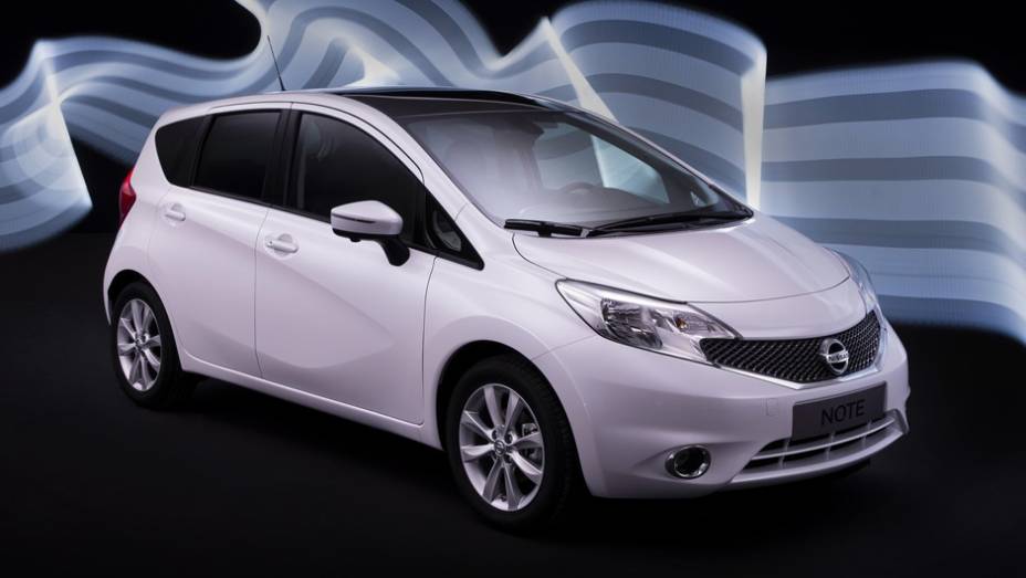 Chamado apenas de Note, o carro é visualmente idêntico ao modelo revelado no Japão | <a href="%20https://preprod.quatrorodas.abril.com.br/saloes/genebra/2013/nissan-note-734148.shtml" rel="migration">Leia mais</a>