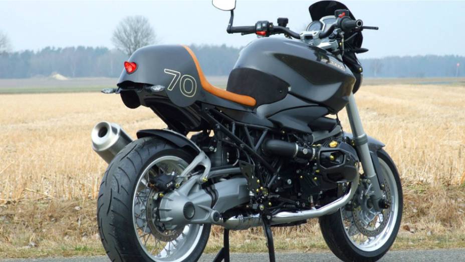 BMW R1200 CR-T da Metisse tomou como base a BMW R1200 R. <a href="https://preprod.quatrorodas.abril.com.br/moto/noticias/bmw-r1200-cr-t-customizada-metisse-734221.shtml" rel="migration">Leia mais</a>