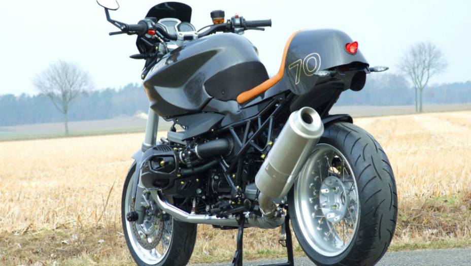 O design desta moto, que é feita de fibra de carbono, foi feito por Horst Edler. <a href="https://preprod.quatrorodas.abril.com.br/moto/noticias/bmw-r1200-cr-t-customizada-metisse-734221.shtml" rel="migration">Leia mais</a>