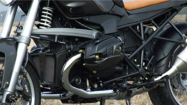 O objetivo era combinar a modernidade do motor boxer BMW e toda a tecnologia da fabricante bávara com um olhar típico dos anos 70. <a href="%20https://preprod.quatrorodas.abril.com.br/moto/noticias/bmw-r1200-cr-t-customizada-metisse-734221.shtml" rel="migration">Leia mais</a> O objetivo era combinar a modernidade do motor boxer BMW e toda a tecnologia da fabricante bávara com um olhar típico dos anos 70. <a href="%20https://preprod.quatrorodas.abril.com.br/moto/noticias/bmw-r1200-cr-t-customizada-metisse-734221.shtml" rel="migration">Leia mais</a>