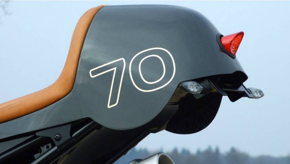 O kiti de customização da BMW R1200 CR-T pode ser adquirido por € 3.990. <a href="https://preprod.quatrorodas.abril.com.br/moto/noticias/bmw-r1200-cr-t-customizada-metisse-734221.shtml" rel="migration">Leia mais</a>