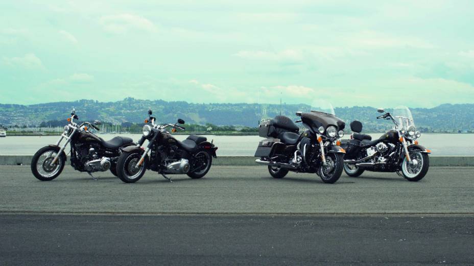 Brasil ganha quatro modelos comemorativos dos 110 anos da Harley-Davidson. <a href="https://preprod.quatrorodas.abril.com.br/moto/noticias/harley-davidson-faz-110-anos-prepara-festa-734354.shtml" rel="migration">Leia mais</a>