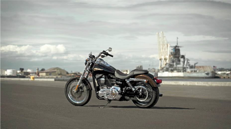 Harley-Davidson Dyna Super Glide Custom 110th Anniversary Edition é a versão especial do modelo que representa o autêntico estilo custom da Harley-Davidson. <a href="%20https://preprod.quatrorodas.abril.com.br/moto/noticias/harley-davidson-faz-110-anos-prepara-festa" rel="migration"></a>