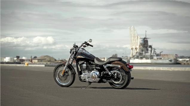 Harley-Davidson Dyna Super Glide Custom 110th Anniversary Edition é a versão especial do modelo que representa o autêntico estilo custom da Harley-Davidson. <a href="%20https://preprod.quatrorodas.abril.com.br/moto/noticias/harley-davidson-faz-110-anos-prepara-festa" rel="migration"></a> Harley-Davidson Dyna Super Glide Custom 110th Anniversary Edition é a versão especial do modelo que representa o autêntico estilo custom da Harley-Davidson. <a href="%20https://preprod.quatrorodas.abril.com.br/moto/noticias/harley-davidson-faz-110-anos-prepara-festa" rel="migration"></a>