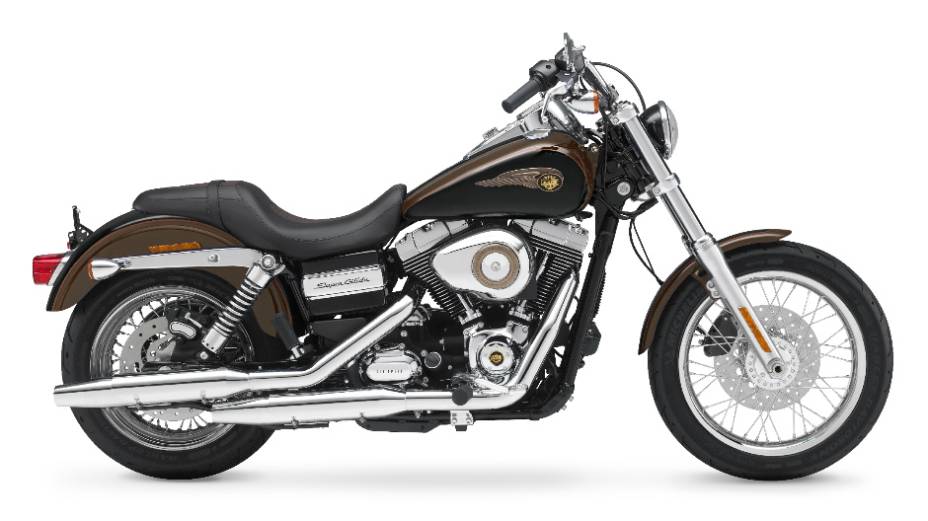 A H-D Dyna Super Glide Custom 110th Anniversary Edition tem preço sugerido de R$ 41.900,00. <a href="https://preprod.quatrorodas.abril.com.br/moto/noticias/harley-davidson-faz-110-anos-prepara-festa-734354.shtml" rel="migration">Leia mais</a>