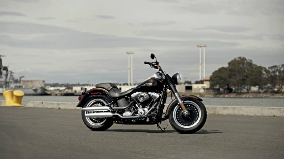 Harley-Davidson Fat Boy Special 110th Anniversary Edition é a versão comemorativa de um ícone do motociclismo mundial. <a href="%20https://preprod.quatrorodas.abril.com.br/moto/noticias/harley-davidson-faz-110-anos-prepara-festa-734354.shtml" rel="migration">Leia mais</a>