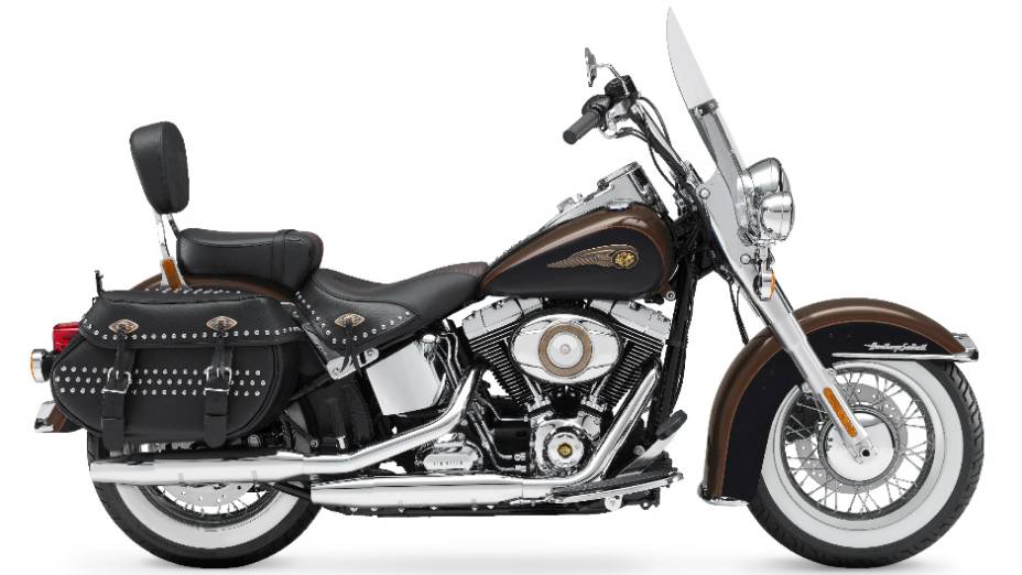 O preço sugerido da H-D Heritage Softail Classic 110th Anniversary Edition é de R$ 54.900,00. <a href="https://preprod.quatrorodas.abril.com.br/moto/noticias/harley-davidson-faz-110-anos-prepara-festa-734354.shtml" rel="migration">Leia mais</a>