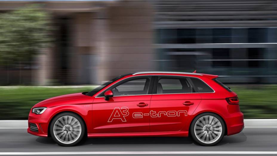 Ele é quipado com um motor 1.4 TFSI a gasolina de 152 cv e um motor elétrico com 103 cv | <a href="%20https://preprod.quatrorodas.abril.com.br/saloes/genebra/2013/audi-a3-e-tron-734416.shtml" rel="migration">Leia mais</a>