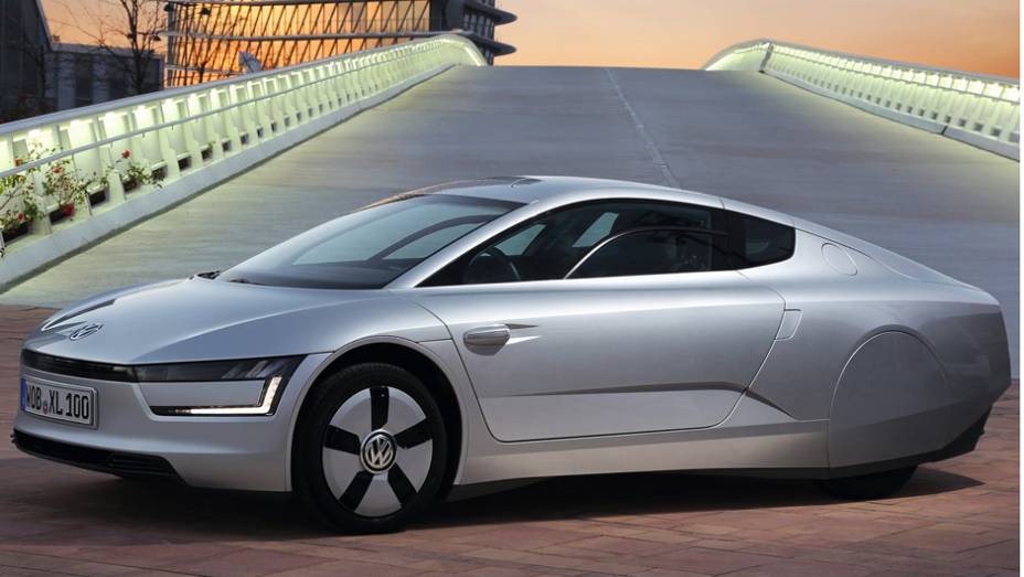 Conta ainda com a assistência de um motor elétrico de 27 cv, alimentado por uma bateria de 5.5 kWh | <a href="%20https://preprod.quatrorodas.abril.com.br/saloes/genebra/2013/vw-xl1-734390.shtml" rel="migration">Leia mais</a>