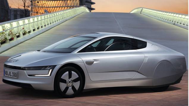 Conta ainda com a assistência de um motor elétrico de 27 cv, alimentado por uma bateria de 5.5 kWh | <a href="%20https://preprod.quatrorodas.abril.com.br/saloes/genebra/2013/vw-xl1-734390.shtml" rel="migration">Leia mais</a> Conta ainda com a assistência de um motor elétrico de 27 cv, alimentado por uma bateria de 5.5 kWh | <a href="%20https://preprod.quatrorodas.abril.com.br/saloes/genebra/2013/vw-xl1-734390.shtml" rel="migration">Leia mais</a>