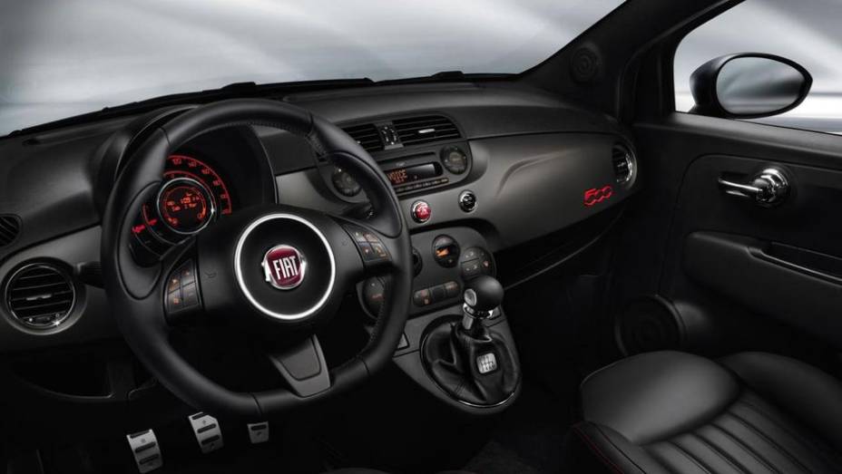 O Fiat 500 GQ chegará às concessionárias europeias em junho, mas o preço ainda não foi definido pela montadora | <a href="%20https://preprod.quatrorodas.abril.com.br/saloes/genebra/2013/fiat-500-gq-734565.shtml" rel="migration">Leia mais</a>