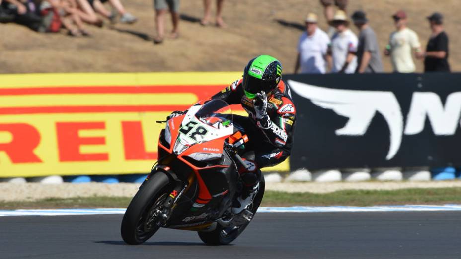 Eugene Laverty foi o segundo colocado na primeira corrida e garantiu a vitória na segunda prova. <a href="https://preprod.quatrorodas.abril.com.br/moto/noticias/sbk-aprilia-domina-corridas-phillip-island-734484.shtml" rel="migration">Leia mais</a>