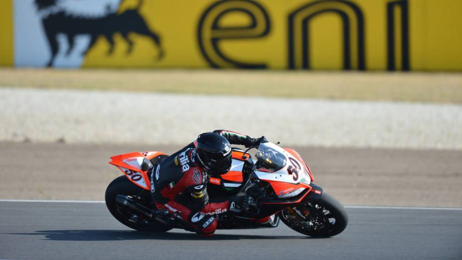 Sylvain Guintoli garantiu o lugar mais alto do pódio na primeira corrida. <a href="https://preprod.quatrorodas.abril.com.br/moto/noticias/sbk-aprilia-domina-corridas-phillip-island-734484.shtml" rel="migration">Leia mais</a>