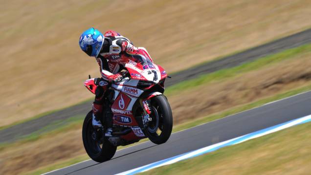 Carlos Checa (Ducati) participou somente da primeira corrida, após se envolver em acidente com Melandri. <a href="%20https://preprod.quatrorodas.abril.com.br/moto/noticias/sbk-aprilia-domina-corridas-phillip-island-734484.shtml" rel="migration">Leia mais</a> Carlos Checa (Ducati) participou somente da primeira corrida, após se envolver em acidente com Melandri. <a href="%20https://preprod.quatrorodas.abril.com.br/moto/noticias/sbk-aprilia-domina-corridas-phillip-island-734484.shtml" rel="migration">Leia mais</a>