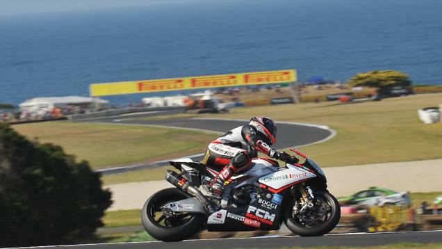 O italiano Michel Fabrizio, da Red Devils Roma (Aprilia), garantiu o terceiro lugar na primeira prova. <a href="%20https://preprod.quatrorodas.abril.com.br/moto/noticias/sbk-aprilia-domina-corridas-phillip-island-734484.shtml" rel="migration">Leia mais</a> O italiano Michel Fabrizio, da Red Devils Roma (Aprilia), garantiu o terceiro lugar na primeira prova. <a href="%20https://preprod.quatrorodas.abril.com.br/moto/noticias/sbk-aprilia-domina-corridas-phillip-island-734484.shtml" rel="migration">Leia mais</a>