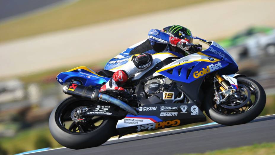 Chaz Davies (BMW) terminou a primeira corrida em quarto. <a href="https://preprod.quatrorodas.abril.com.br/moto/noticias/sbk-aprilia-domina-corridas-phillip-island-734484.shtml" rel="migration">Leia mais</a>