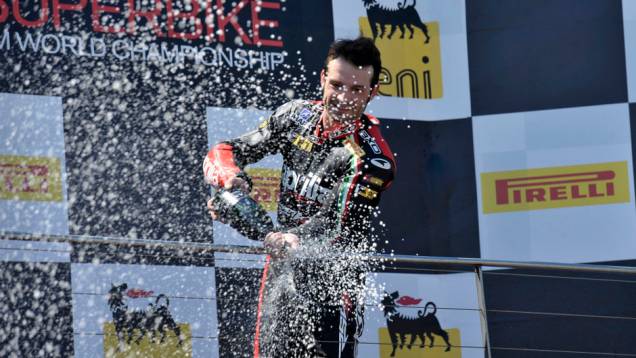Sylvain Guintoli comemorou bastante sua vitória na primeira corrida. <a href="https://preprod.quatrorodas.abril.com.br/moto/noticias/sbk-aprilia-domina-corridas-phillip-island-734484.shtml" rel="migration">Leia mais</a> Sylvain Guintoli comemorou bastante sua vitória na primeira corrida. <a href="https://preprod.quatrorodas.abril.com.br/moto/noticias/sbk-aprilia-domina-corridas-phillip-island-734484.shtml" rel="migration">Leia mais</a>