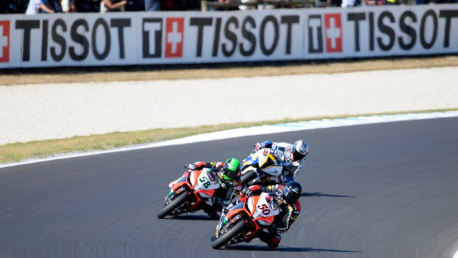 Francês Sylvain Guintoli, da Aprilia, lidera primeiro pelotão. <a href="https://preprod.quatrorodas.abril.com.br/moto/noticias/sbk-aprilia-domina-corridas-phillip-island-734484.shtml" rel="migration">Leia mais</a>