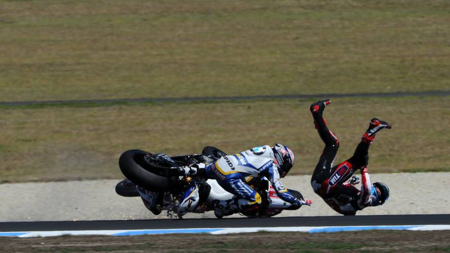 Marco Melandri (BMW) e Carlos Checa se envolveram em acidente durante a primeira corrida. <a href="https://preprod.quatrorodas.abril.com.br/moto/noticias/sbk-aprilia-domina-corridas-phillip-island-734484.shtml" rel="migration">Leia mais</a>